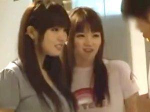 ◆ハーレム/逆レイプ◆「一緒に部屋行こっ♡」旅先で泥酔した痴女娘がM男クンを逆ナンパ！チンポ争奪戦⇒濃厚Hで絶頂イキｗｗ