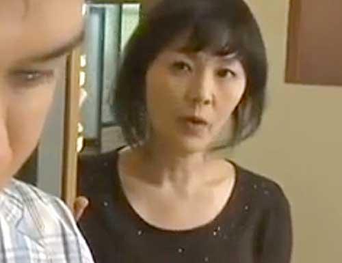 【ヘンリー塚本/近親相姦】変態家族の歪んだ関係！！「お母さん...」性欲止まらない息子が義母やJK妹を押し倒しSEX三昧