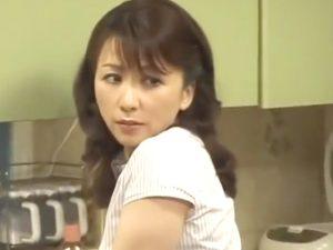 ◆寝取られ◆「だめよぉぉっ！？」完熟マンコに指突っ込みイタズラ《息子の友達》フル勃起で強引ハメ//拒みつつ激濡れ中ｗ