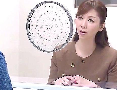 【痴女/熟女】裁判中パンツの中にローター仕込みオナニー披露するド淫乱弁護士！美脚広げ裁判官を誘惑！ヤバい性癖でイキまくり