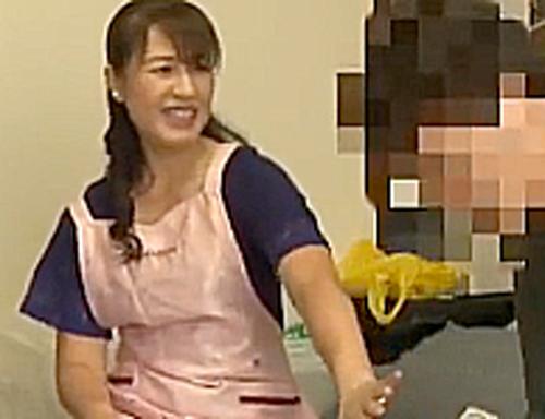 《五十路/熟女NTR》56歳家政婦が若い客の勃起チンポに興奮＆大はしゃぎW「やだぁ～♡」我慢できず手コキフェラのご奉仕！