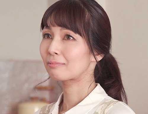 【熟女/ながえスタイル】美魔女母が絶倫過ぎる息子に何度もイカされ喘ぐ姿を激撮！「もっとぉぉ♡」細い体震わせ連続アクメ！