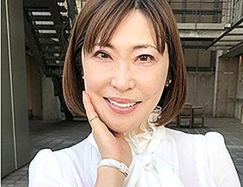 【五十路/人妻熟女】旦那しか知らない一途な奥様がAV出演で他人棒にイキまくり！「最高～♡」大はしゃぎで不倫SEX膣内射精