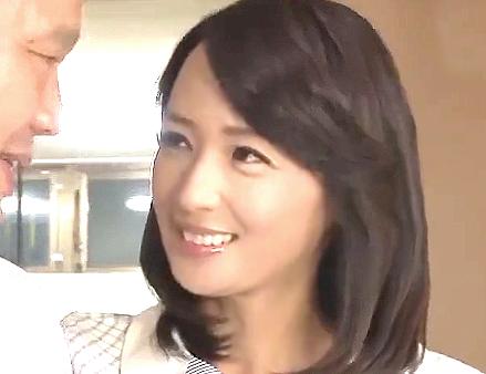 【五十路/寝取られ】極上スタイルの美熟女が年下君を誘惑！欲求押さえきれずバイト中にフェラ開始➡禁断不倫SEXに溺れる..