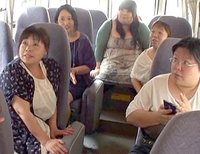 【巨漢熟女/野外露出】重量級のグラマラスなBBAがバスツアーで海へ！「最高～っｗ」ビーチで全裸！至る所でハメまくる痴女！