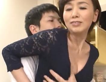 【六十路/高齢熟女】艶ボディ還暦美熟女が息子の友達に寝取られ性欲開花...若いチンポ思い出しお風呂でオナニーする日々..