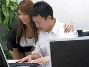 ◆五十路/逆レイプ◆ド淫乱＆エロボディOL《性欲抑えきれずトイレでオナニー》年下クン肉棒を狙い濃厚フェラで精子搾取ｗｗ