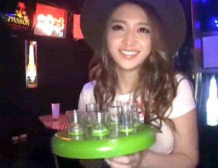 【痴女ギャル泥酔】激シコ案件VVバーで見つけたヤリマンビッチｗ《ここでしちゃおっ♡》爆乳＆巨尻露出し即ハメ➡膣射OK輪姦ｗ